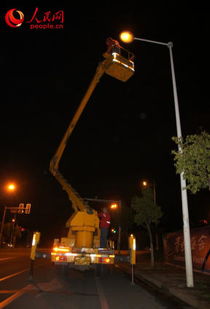 除夕夜的“路灯医生” 坚守岗位，点亮14万盏城市之光